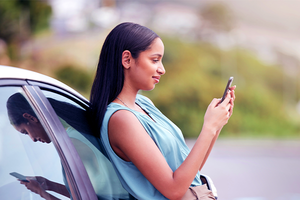 woman-car-phone-600x400px (1)